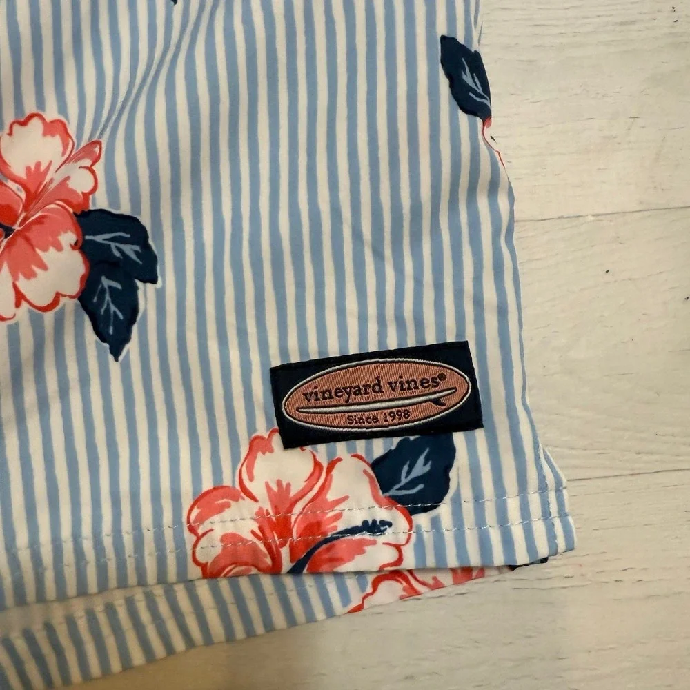 Vineyard Vines mens chappy printed floral‎ blue white stripe swim shorts medium